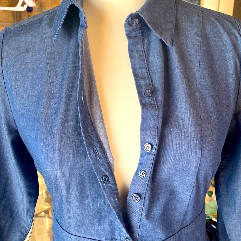 New York & Co. Blue Fitted Stretch Chambray Shirt 3/4 Length Sleeve (Size XS) - Picture 7 of 9